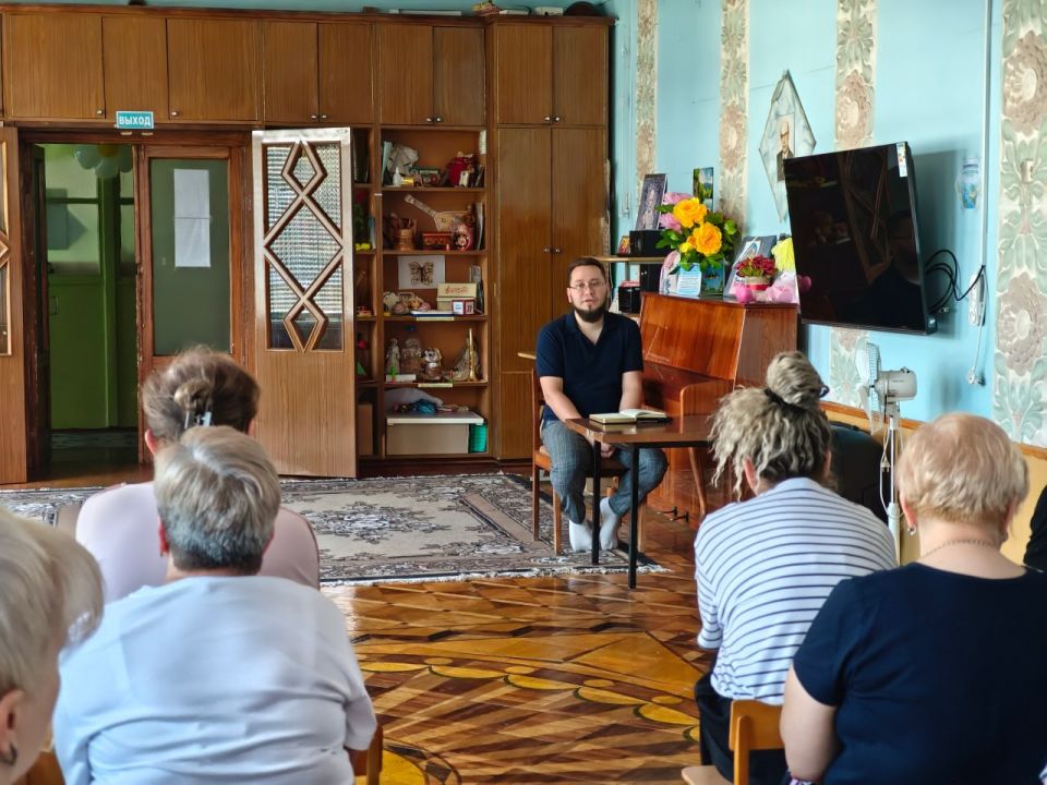 Сегодня, 17 июня 2026 года, в рамках проектов «Управдом» и "Школа ЖКХ", депутат Донецкого городского Совета ДНР Алексей Ковровский провел встречу с трудовым коллективом ГКДОУ "Детский сад комбинированного вида № 249 г. о....