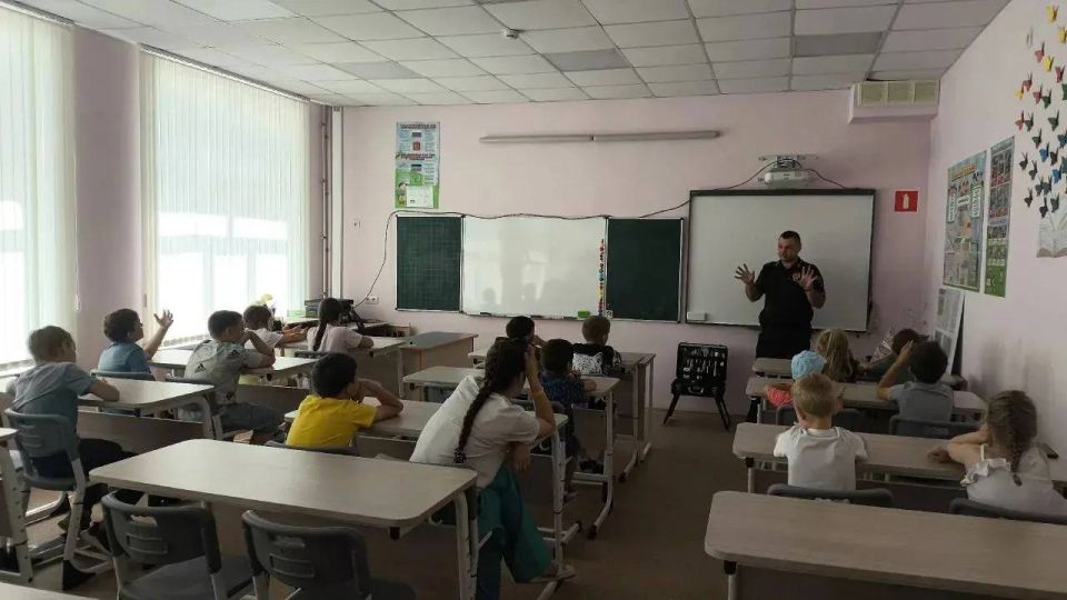 В Мангушской школе №1 прошло уникальное профориентационное занятие в рамках проекта «Мир возможностей»