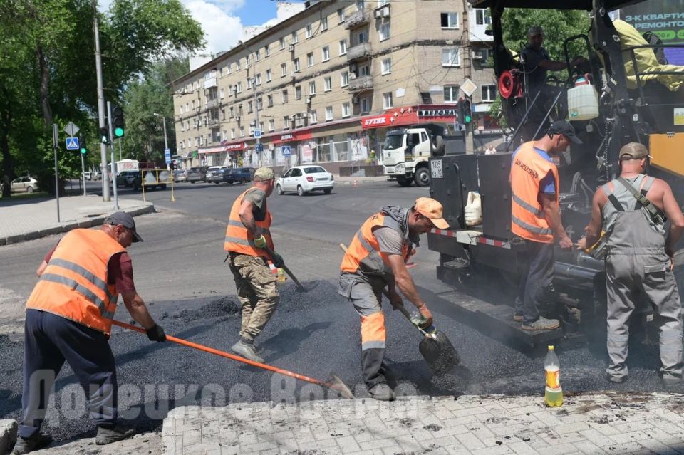 Когда воздух дрожит от зноя: за ровным покрытием дорог в ДНР остается невидимый человеческий труд