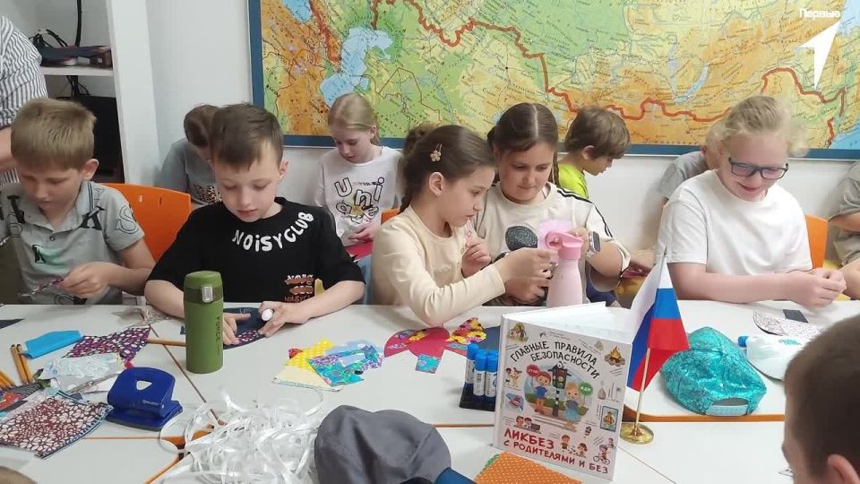 Лето в самом разгаре. Лето вместе с Первыми продолжается - и судя по настроению ребят, замедляться никто не планирует Доказательство тому - мастер-класс, где в ход пошли ткань, клей и фантазия