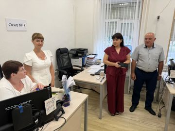 Заместитель главы администрации Алёна Кошевая и председатель Мангушского муниципального совета Михаил Ставрулов провели встречу с коллективом офиса банка ПСБ