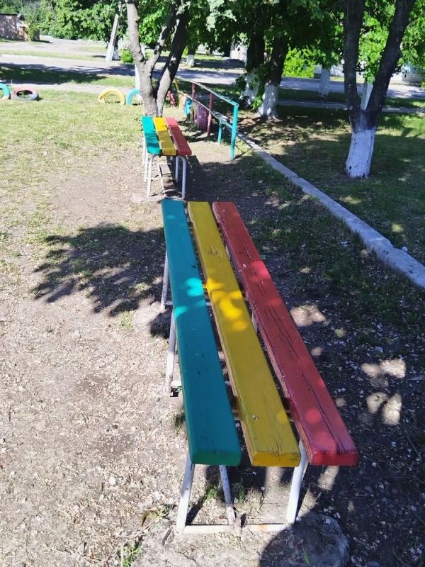 Благодаря Пуровскому району (ЯНАО) в селе Благодатное обновили детскую площадку, территорию у Дома культуры и мемориал