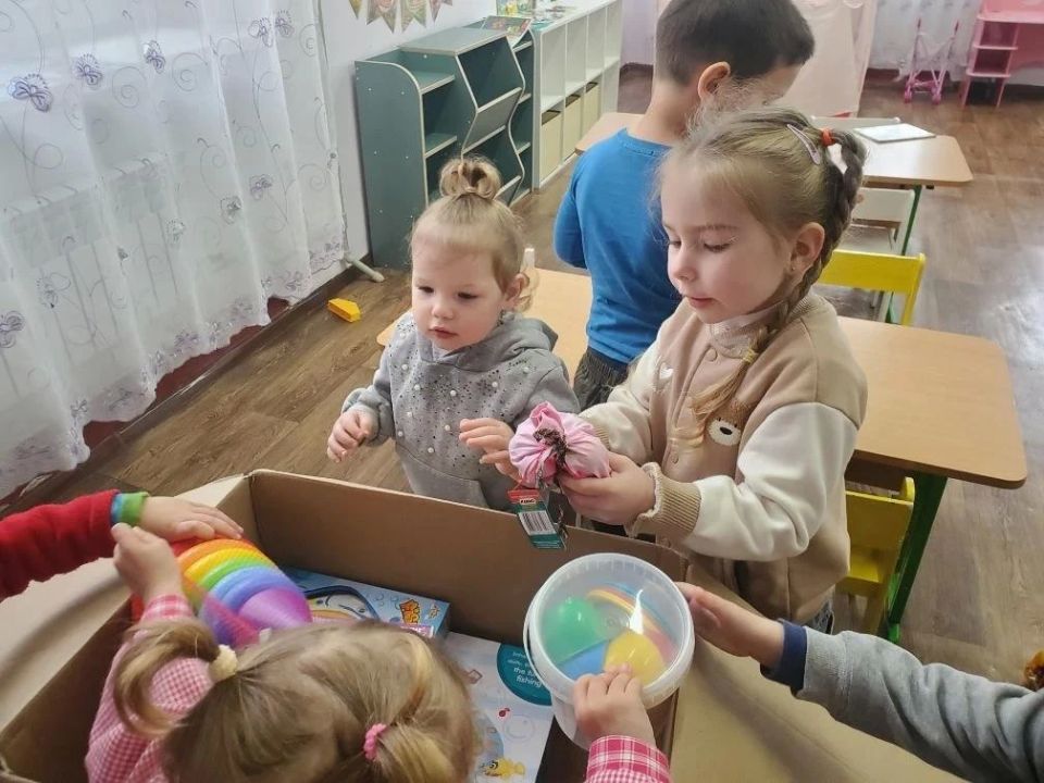Благодаря Тазовскому району ЯНАО в детском саду села Рыбинское Волновахского округа обновили игровую среду