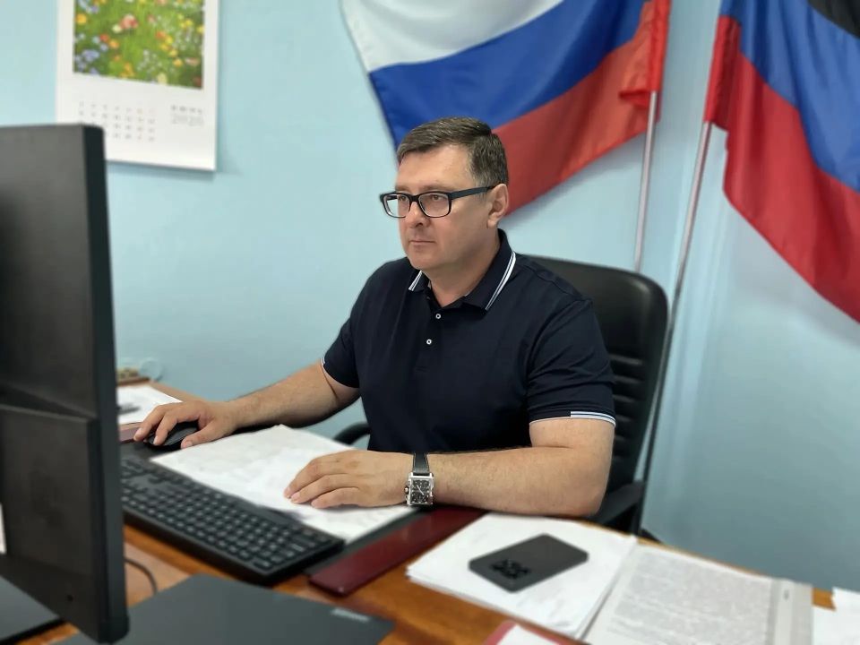 Сегодня, 18 июня 2026 года, во исполнение поручений Главы ДНР Дениса Пушилина и для поддержания оперативной связи с населением, Глава Новоазовского муниципального округа Василий Овчаров провёл очередной прямой эфир