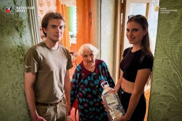 Народный фронт доставил воду пожилым ясиноватцам