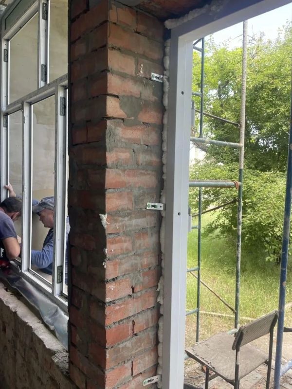 Строители Ленинградской области продолжают восстановление почтового отделения в Ялте