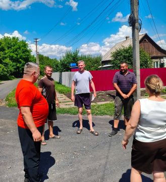 18 июня 2026, Роман Грицай, начальник Пелагеевского территориального отдела администрации городского округа Торез провел встречу с жителями посёлка на пересечении ул. Рассыпнянская и ул. Заречная
