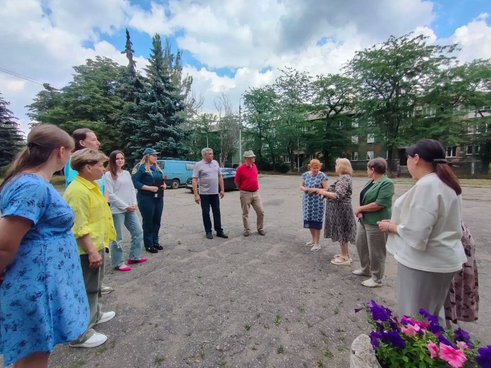 По поручению Главы ДНР Дениса Пушилина, сегодня, 18 июня, руководитель Управы Кировского внутригородского района Администрации городского округа Макеевка Донецкой Народной Республики Андрей Хорошко провел встречу с жителями...