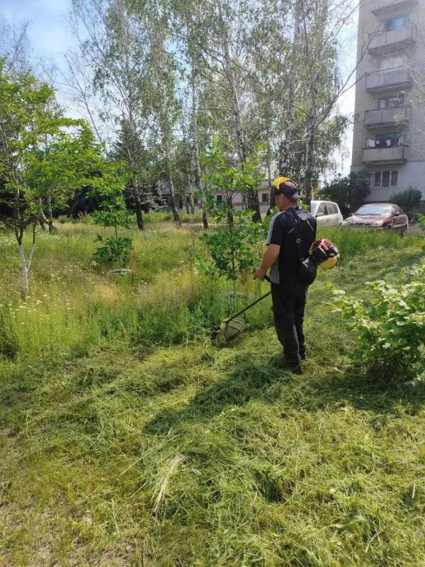 Специалисты производственных участков городов Дебальцево, Светлодарск и пгт Мироновский, входящих в структуру Енакиевского филиала по управлению МКД ДНР, выполнили плановые работы по выкашиванию травы на закрепленных...