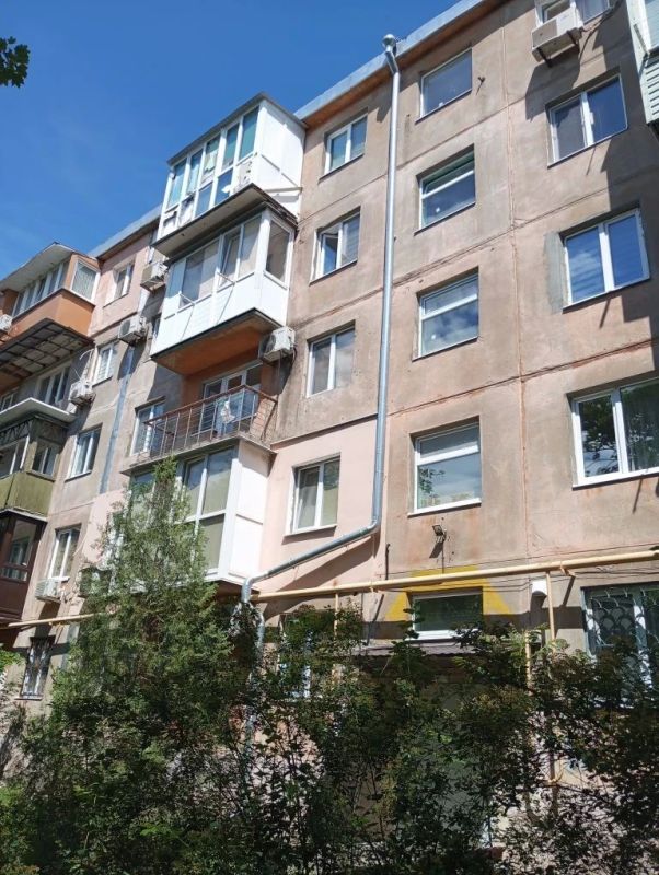 Ведется восстановление многоквартирного дома на проспекте Строителей в г. Мариуполе