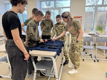 В рамках нацпроекта «Молодежь и дети» кабинеты ОБЗР в школах Докучаевского городского округа пополнились манекенами для отработки первой помощи, учебными макетами АК и пистолета Макарова, дозиметрами, тренировочными...