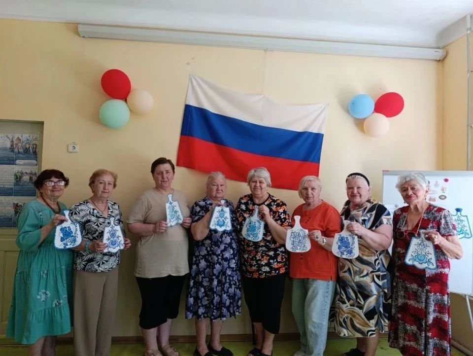 Пожилые мариупольцы обучились технике росписи гжелью