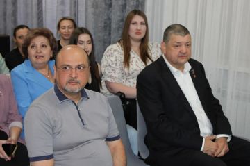 Иван Приходько: Принял участие в показе документального фильма «Дети войны», созданного автором и руководителем проекта «МЕМОРИС» Викторией Андреевной Волошиной, которая посетила Горловку с рабочим визитом