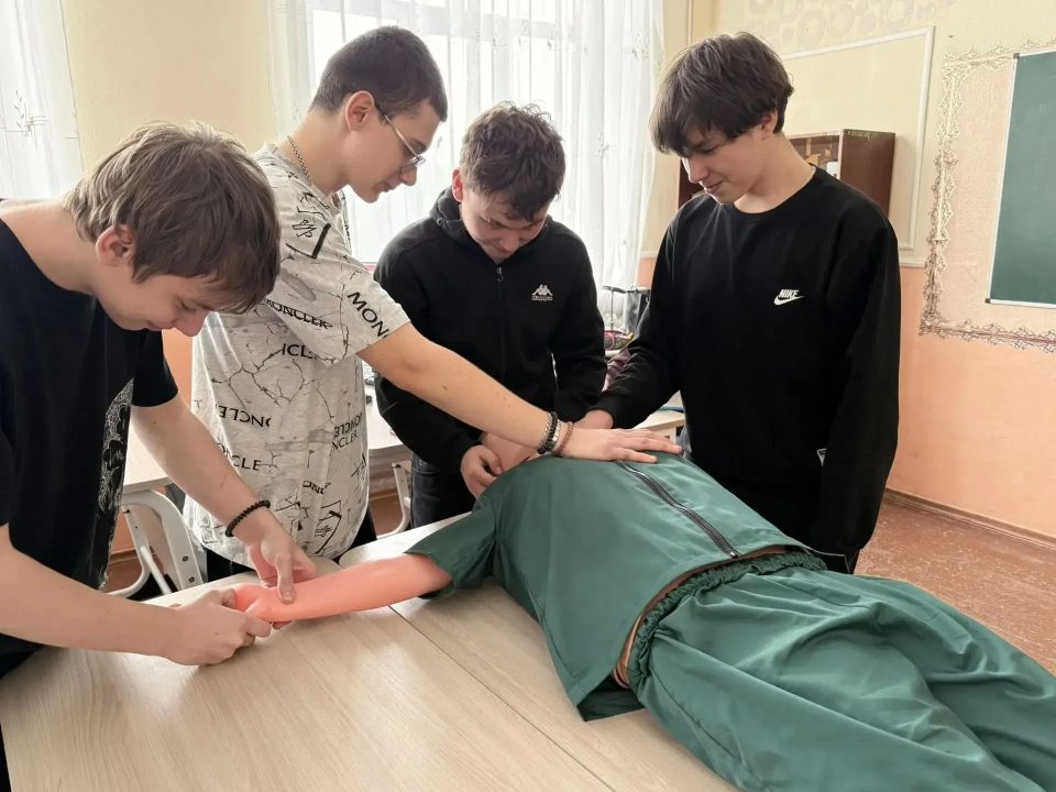 В школах Докучаевского городского округа обновили кабинеты ОБЗР и труда в рамках нацпроекта «Молодежь и дети»
