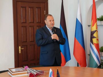 Чествуем тех, кто стоит на страже нашего здоровья: в Торезе поздравили медицинских работников