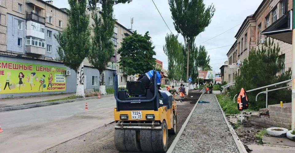 Рабочие из Хабаровского края отремонтировали дорогу на улице Советской в Дебальцево
