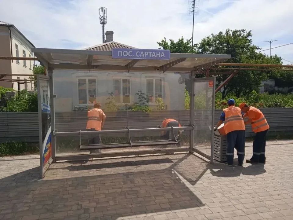 В поселках городского округа Мариуполь дорожники провели уборку остановочных павильонов