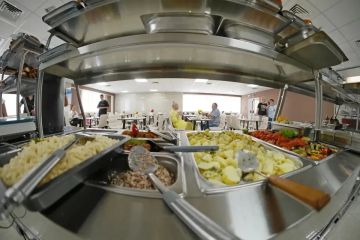 Вместо газировки - домашний компот: На территории Больницы интенсивного лечения Мариуполя открылась современная столовая