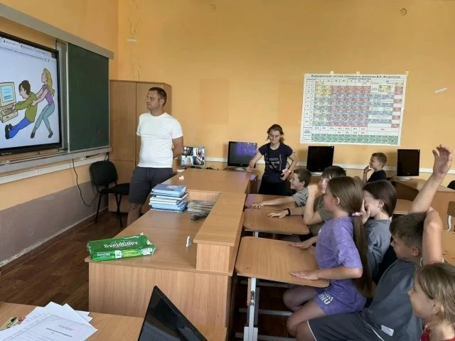 Беседа "Гаджеты и мы". 19 июня в пришкольном лагере «Дружба» ГБОУ «Лисиченская школа Амвросиевского м. о.» прошла познавательная беседа на тему «Гаджеты и мы», посвящённая влиянию длительного использования цифровых устройств...