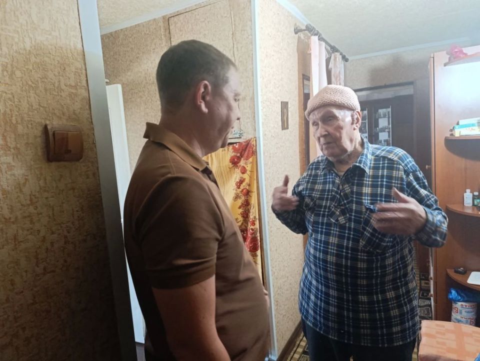 В Снежном чествовали долгожителя