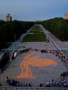 Огненное изображение скульптуры Солдата Победы с «Саур-Могилы» выложили из 8000 свечей в Звёздном городке в память о трагедии и подвиге нашего народа в Великой Отечественной войне