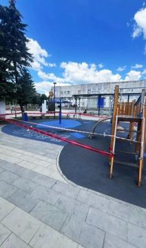 Уважаемые снежнянцы!. Подрядной организацией завершены работы по обновлению резинового покрытия на центральной площади