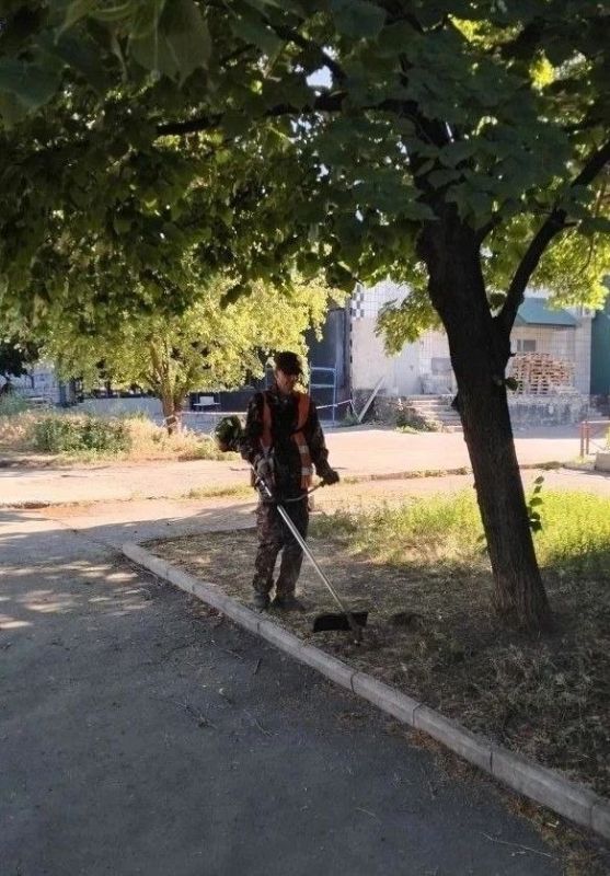 Коммунальщики Снежного продолжают благоустраивать территории общего пользования
