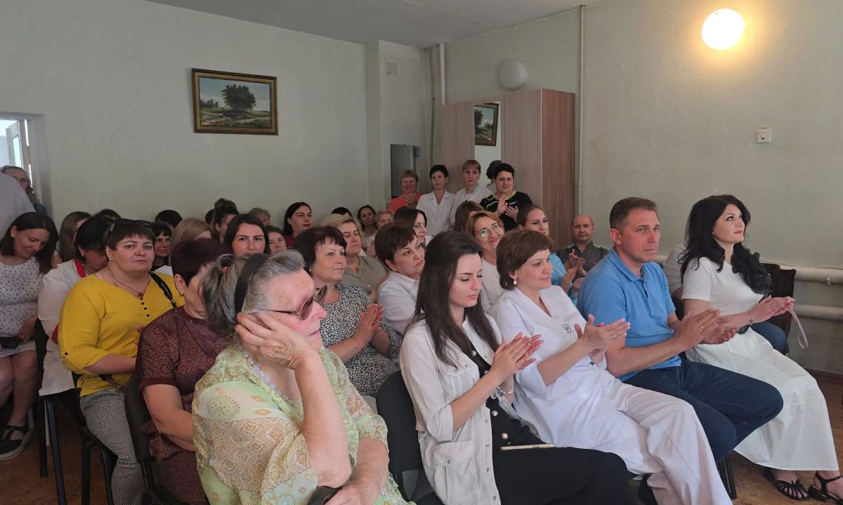 В преддверии профессионального праздника – Дня медицинского работника – глава городского округа Докучаевск Александр Качанов и заместитель главы администрации Юлия Хижняк выразили искренние поздравления трудовому коллективу...