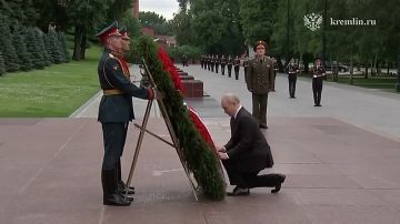 Путин почтил память павших бойцов у Могилы Неизвестного Солдата