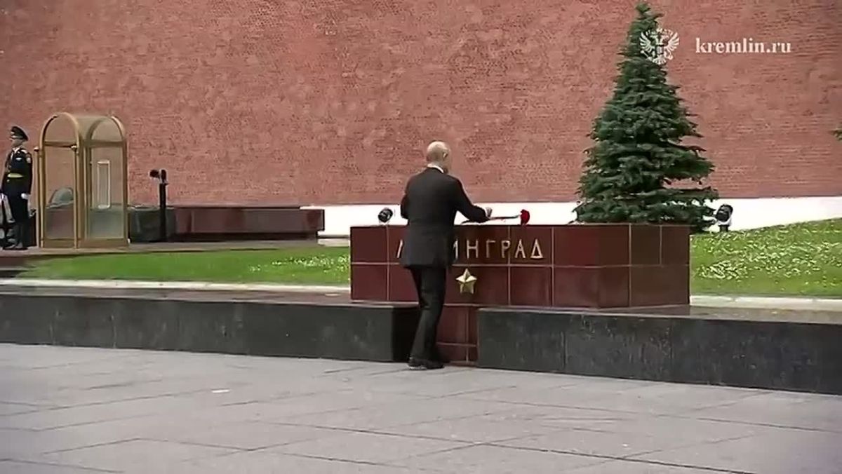 Президент России Владимир Путин возложил цветы к обелискам городов-героев и памятному знаку в честь городов, удостоенных почетного звания «Город воинской славы»