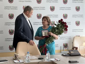 Иван Приходько: Сегодня вручил начальнику Управления образования администрации городского округа Горловка Донецкой Народной Республики Марии Яношевне Полубан знак отличия «За заслуги перед Горловкой»