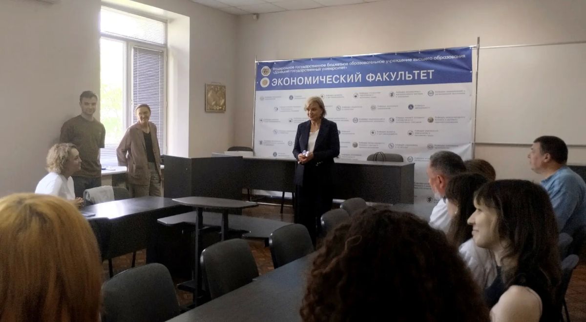 Советник Главы Елена Никитина вручила благодарности преподавателям и студентам кафедры дизайна и артменеджмента