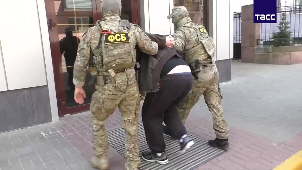Сотрудники ФСБ задержали по подозрению в госизмене 21-летнего жителя Воронежа, завербованного украинскими спецслужбами для наблюдения за военными объектами в Московском регионе, сообщили в ЦОС ФСБ России