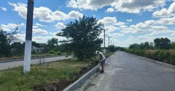 Рабочие из Хабаровского края уложили бортовой камень на улице Постышева в Дебальцево