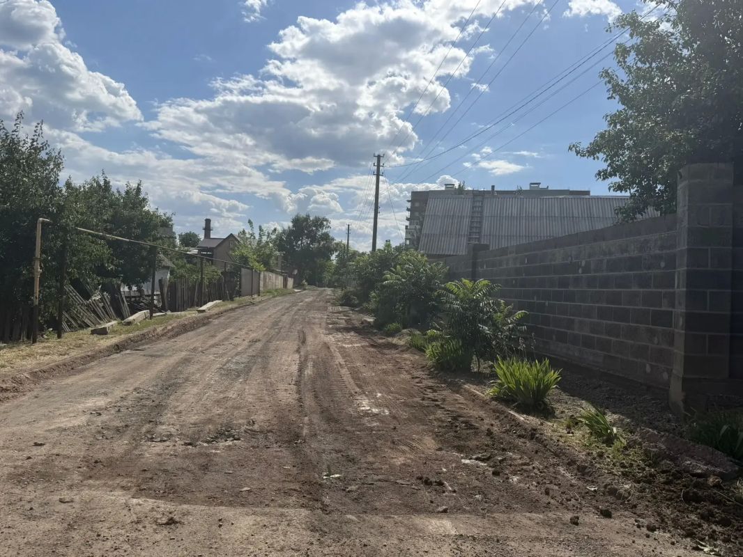 Денис Зубов: Силами подрядной организации шеф - региона Нижегородской области, в рамках специального инфраструктурного проекта (СИП) в городском округе Иловайск продолжаются работы по ремонту дорожного каркаса округа