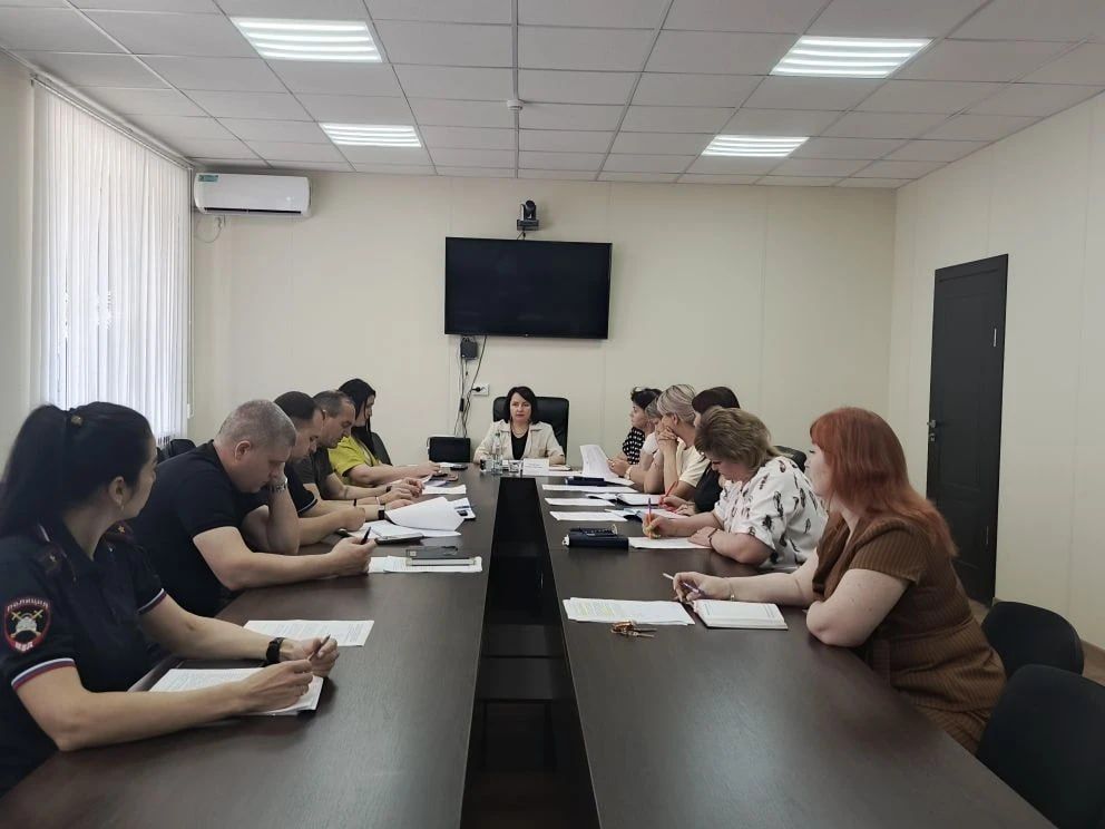Состоялось очередное открытое заседание комиссии по делам несовершеннолетних и защите их прав муниципального образования Волновахский МО