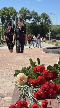 Сотрудники ОМВД России «Тельмановский» обеспечили безопасность во время возложения цветов возле мемориала «Родина-мать» в День памяти и скорби