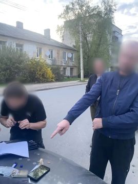 Полицейские задержали жителя Докучаевска по подозрению в хранении наркотиков