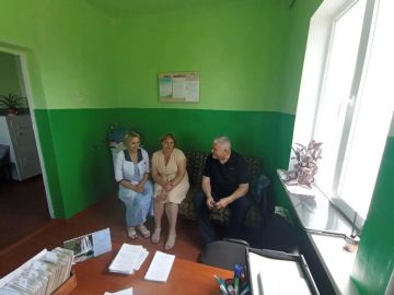 Председатель Амвросиевского муниципального совета Александр Шульга провел встречу с коллективом фельдшерско-акушерского пункта в селе Степано-Крынка
