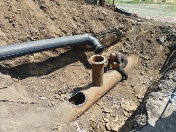 В городском округе Снежное в рамках специального инфраструктурного проекта ведутся работы по замене водовода диаметром 630 мм на улице Советская, в районе ЦНС «Софьино-Бродская»