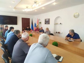 Сегодня, 23 июня, Глава муниципального образования городской округ Торез Чесноков А.В. провел совещание с участием руководителей администрации городского округа, Торезского городского совета, коммунальных служб городского...