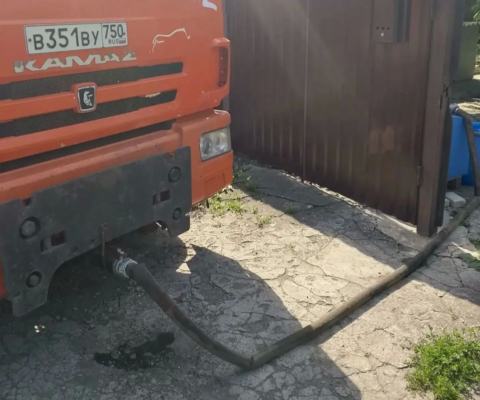 В Кировском внутригородском районе при поддержке региона-шефа Московская область продолжается подвоз воды для жителей домов, в которые в установленный графиком день не поступила вода