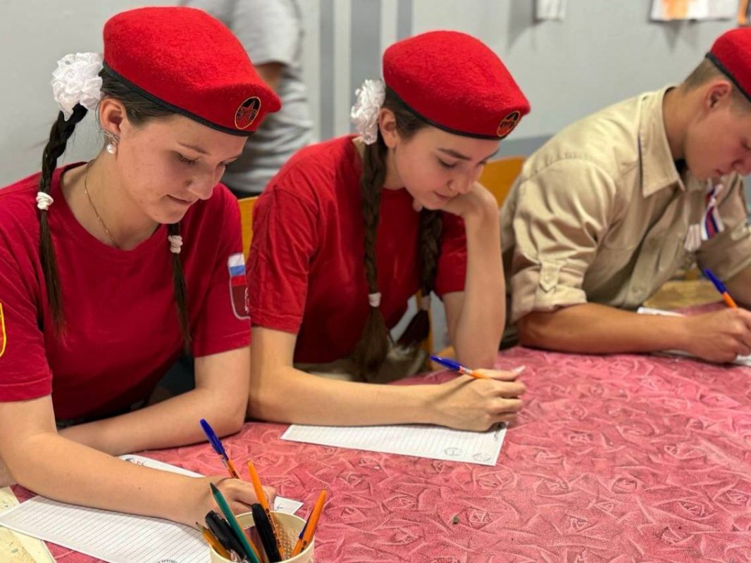 Письма Zащитникам. Юнармейцы отряда ВПК «Пламя» штаба местного отделения городского округа Харцызска СШ № 4, ученики из 9-А класса Мокровуз Виктория, Иващенко Мария и Уманец Алина, совместно с юнармейцами города приняли...