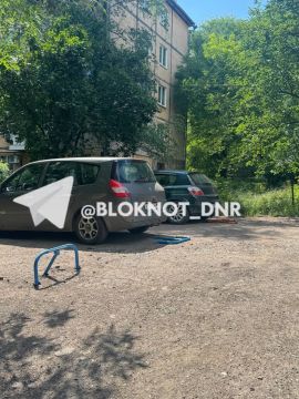 Жители дома №151 по Набережной в Донецке жалуются на парковочных самозахватчиков