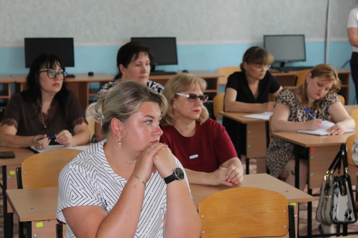 Сотрудники филиала ГКУ СЗН г.Горловка Донецкой Народной Республики встретились с представителями предприятий сферы торговли, услуг и АПК