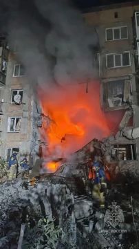 В Горловке произошло обрушение подъезда пятиэтажного дома в результате ночной атаки ВСУ, уточнили в МЧС