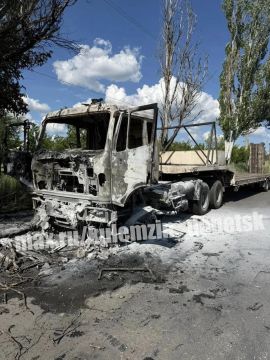 Последствия вчерашней атаки БПЛА в Петровском районе Донецка, в результате которой ранен водитель ДРСУ