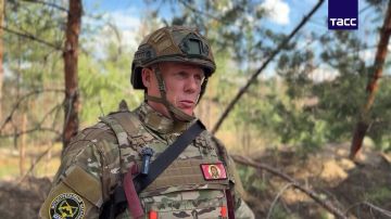 В подвалах Красного Лимана остаются мирные жители, сообщил командир мотострелкового батальона 19-го танкового полка 25-й общевойсковой армии группировки войск "Запад"