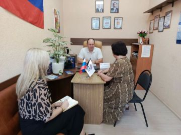 На связи с гражданами. Врип главы администрации Волновахского МО Иван Борзых провел прием граждан в Волновахском отделении общественной приемной Единой России совместно с представителями профильных управлений и отделов...