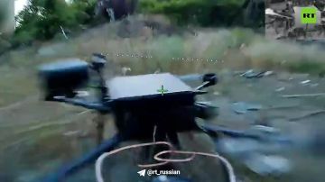 Российские операторы FPV-дронов воздушным тараном уничтожили несколько БПЛА врага в районе Красного Лимана (ДНР)